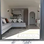Airy 3br, Ac, Garden, 2min Strip, 8min Oura דירה
