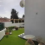 Airy 3br, Ac, Garden, 2min Strip, 8min Oura דירה
