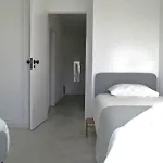 Airy 3br, Ac, Garden, 2min Strip, 8min Oura * אלבופיירה
