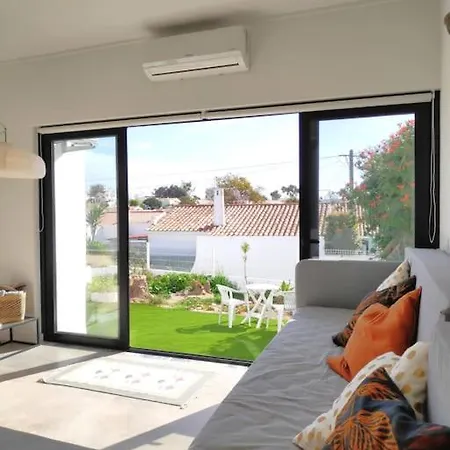 Διαμέρισμα Airy 3br, Ac, Garden, 2min Strip, 8min Oura