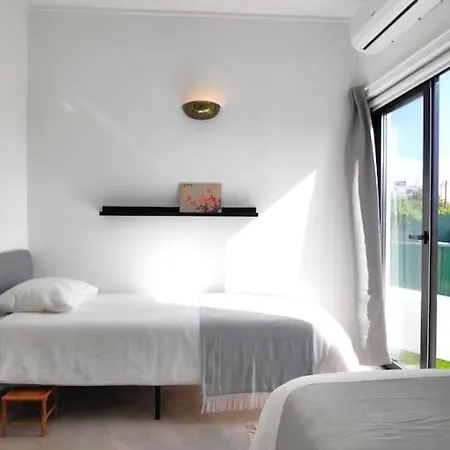 Διαμέρισμα Airy 3br, Ac, Garden, 2min Strip, 8min Oura *