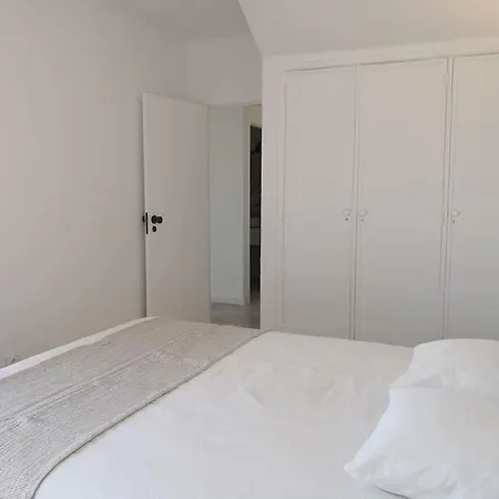 Airy 3br, Ac, Garden, 2min Strip, 8min Oura Διαμέρισμα