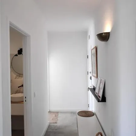 Διαμέρισμα Airy 3br, Ac, Garden, 2min Strip, 8min Oura