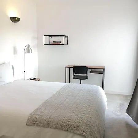 Airy 3br, Ac, Garden, 2min Strip, 8min Oura Διαμέρισμα