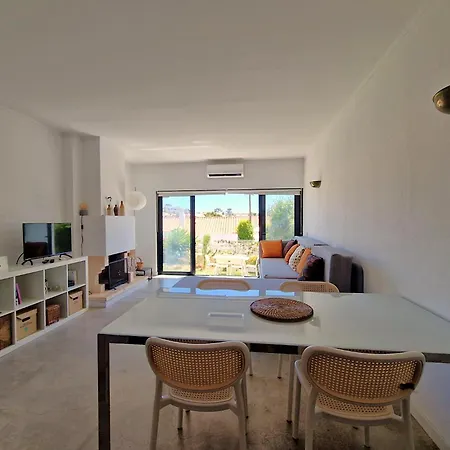 Διαμέρισμα Airy 3br, Ac, Garden, 2min Strip, 8min Oura