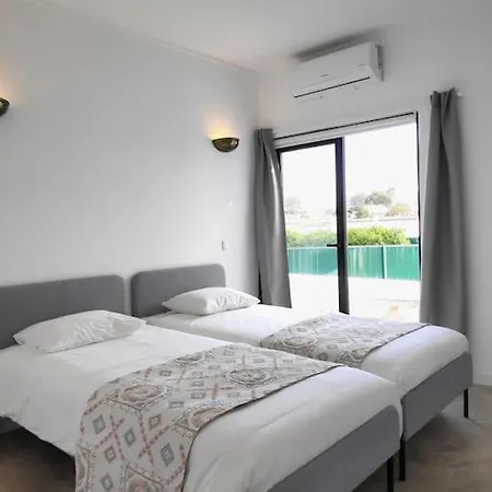 Airy 3br, Ac, Garden, 2min Strip, 8min Oura