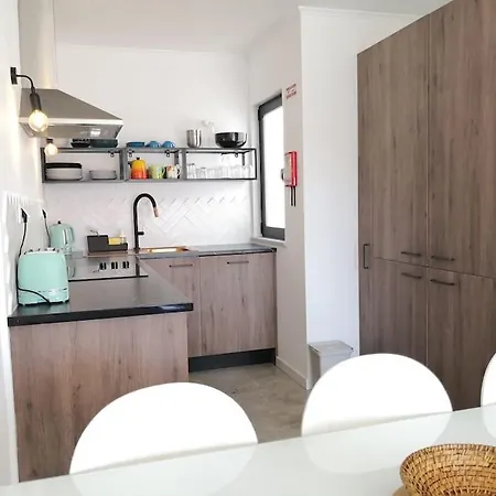 Apartment Airy 3br, Ac, Garden, 2min Strip, 8min Oura