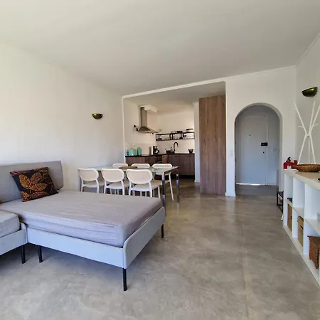 Airy 3br, Ac, Garden, 2min Strip, 8min Oura Apartamento