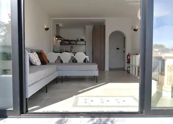 Airy 3br, Ac, Garden, 2min Strip, 8min Oura Apartman