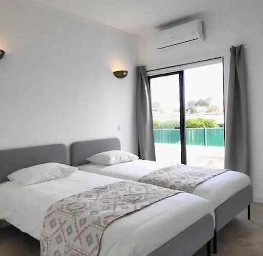 Airy 3br, Ac, Garden, 2min Strip, 8min Oura