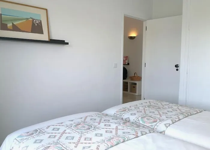 Airy 3br, Ac, Garden, 2min Strip, 8min Oura Apartman Albufeira