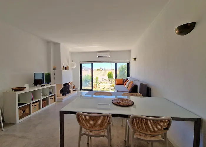 Apartman Airy 3br, Ac, Garden, 2min Strip, 8min Oura