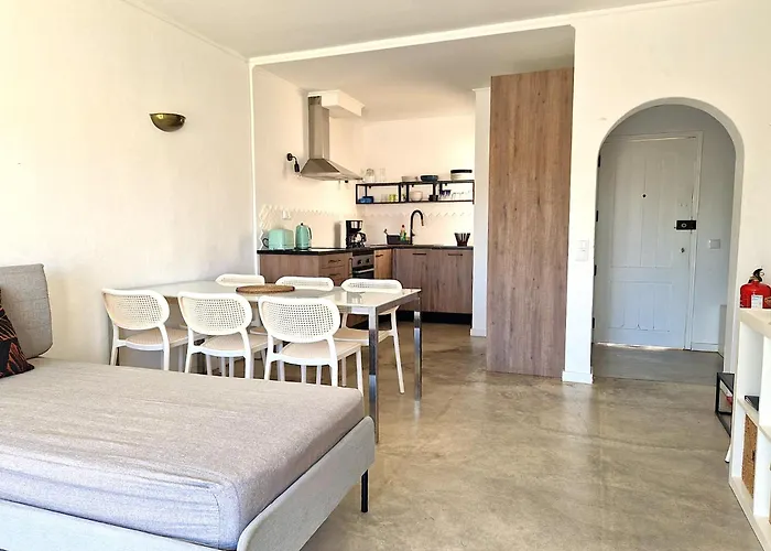 Apartmán Airy 3br, Ac, Garden, 2min Strip, 8min Oura *