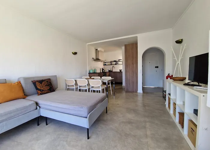 Airy 3br, Ac, Garden, 2min Strip, 8min Oura Apartmán