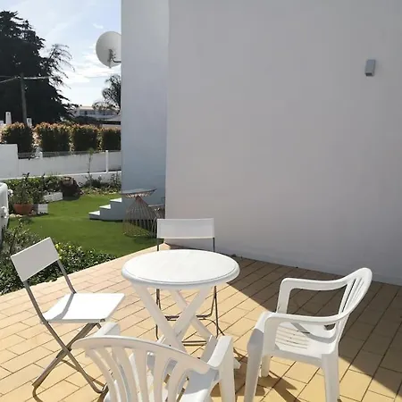 Airy 3br, Ac, Garden, 2min Strip, 8min Oura Apartament *