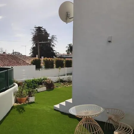 Airy 3br, Ac, Garden, 2min Strip, 8min Oura Apartament
