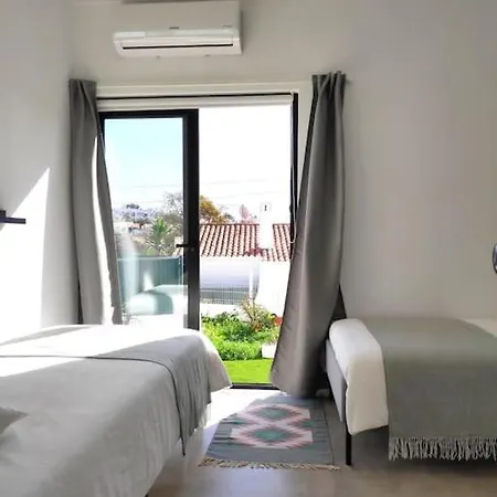 Airy 3br, Ac, Garden, 2min Strip, 8min Oura Albufeira